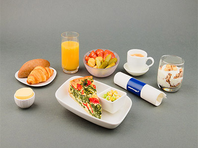 A százhúsz éves IBUSZ charter járatain felszolgált melegen tálalt ételek közül igazán ízletes választás lehet a meleg reggeli spentós quice